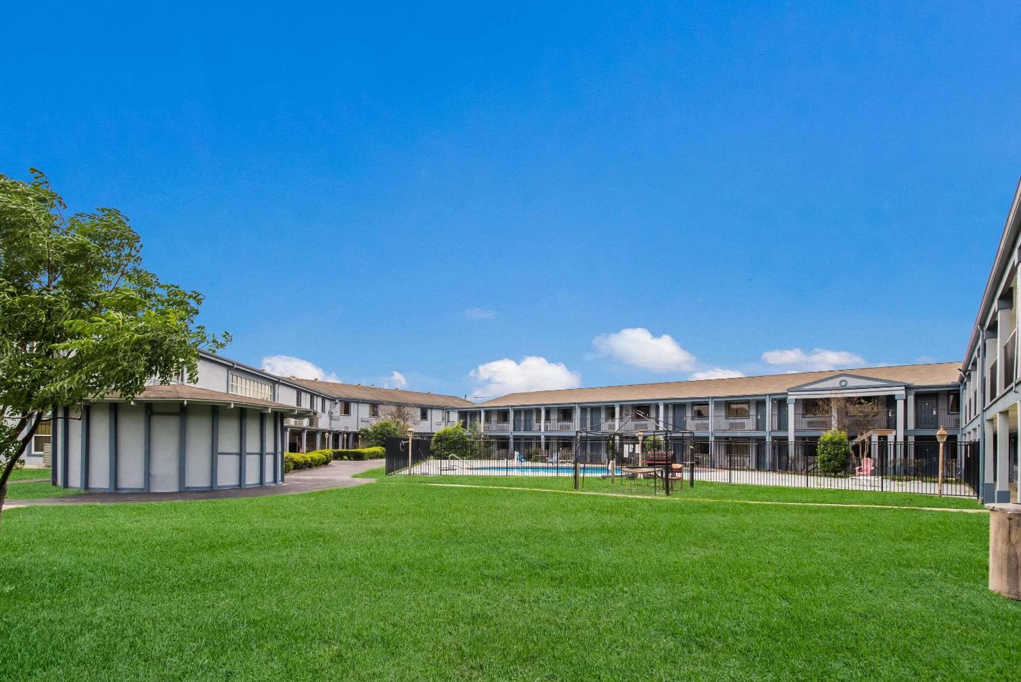 Rodeway Inn Conference Center Beaumont Exterior foto